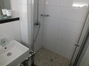 布尔沙伊德Pension Apartment Burscheid的带淋浴和盥洗盆的浴室