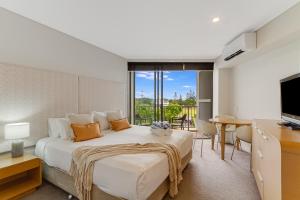 金斯克里福Deluxe Dual-Key Apartment in Peppers @ Salt Resort by uHoliday (3BR, 2BR and Hotel Room Options Available)的一间卧室设有一张大床和一个大窗户