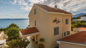 布雷拉Apartments by the sea Brela, Makarska - 20708的水景建筑