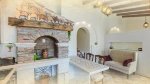 布雷拉Apartments by the sea Brela, Makarska - 20708的客厅设有石制壁炉和沙发。