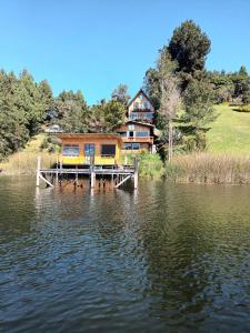 El EncanoCabañas de descanso, arcoiris del lago 1的水面上船坞上的房屋