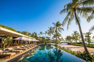 富国West Phu Quoc Charm 3BR private pool villa的度假村的游泳池配有躺椅和棕榈树