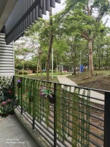 塞贝维Summer Glades, Cyberjaya的建筑一侧种植植物的阳台