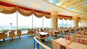 田原市伊良湖度假&会议酒店的用餐室设有桌椅和窗户。