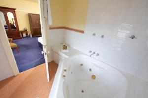 肯图巴卡林顿酒店的浴室设有白色浴缸。