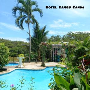 卡诺阿Hotel Bambú的一个带游泳池和水上公园的度假胜地