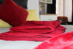 博克斯堡4 on Verbena的床上一堆红色毛巾