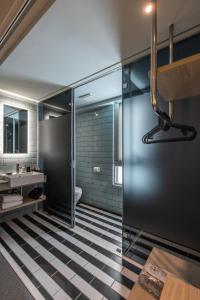 台中市城市漫游行旅的浴室铺有黑白格子地板。