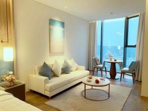 下龙湾HB Serviced Apartment - Alacarte Hạ Long的客厅配有沙发和桌子