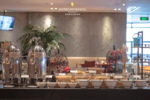 青岛青岛海尔洲际酒店（奥林匹克帆船中心内）的自助餐,桌上有碗食物