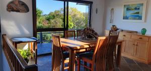 图图卡卡马林瑞吉住宿加早餐旅馆的一间带木桌和椅子的用餐室