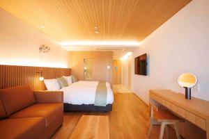 京都Gion Elite Terrace的酒店客房,配有床和沙发
