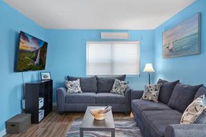 默特尔比奇Beautiful Blue Ocean Condo的蓝色的客厅配有沙发和桌子