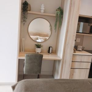 巴利托Zimbali Lakes Boulevard Suites, Unit148的客房设有带镜子和椅子的书桌