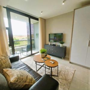 巴利托Zimbali Lakes Boulevard Suites, Unit148的客厅配有沙发和桌子