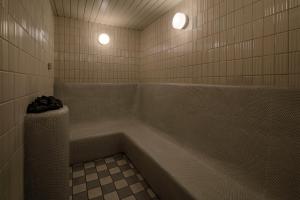 大津琵琶湖酒店的一间带浴缸和两盏灯的浴室