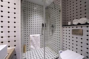北京北京艺栈酒店的带淋浴、卫生间和盥洗盆的浴室