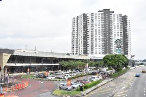 古来D Putra Suites @ IOI Mall Kulai的大型建筑前的停车场