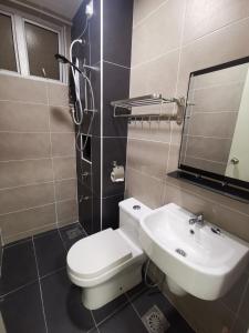 古来D Putra Suites @ IOI Mall Kulai的一间带卫生间、水槽和镜子的浴室