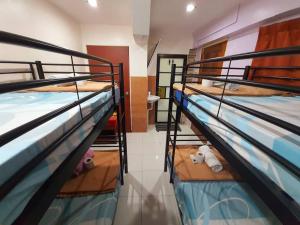 乔治市小印度传统别墅酒店的一间卧室配有两张双层床。
