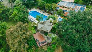 福尔图纳Tilajari Hotel Resort的享有带游泳池的房屋的空中景致