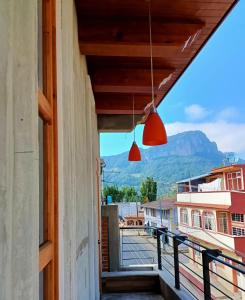 TlatlauquitepecSuite Aries的阳台享有景观,配有2盏红灯