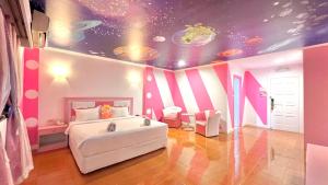 SadaoThe Wai Hotel Danok的卧室配有白色的床和带行星的天花板