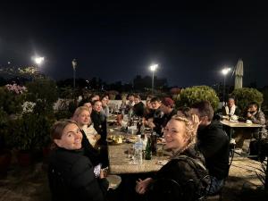 加德满都尼帕拉亚酒店的一群人晚上坐在桌子上