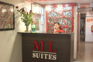 宿务ML SUITES CEBU的女人站在m套房柜台后面