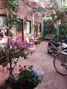 芹苴Green Sunshine的种满鲜花的庭院和停放在庭院的自行车