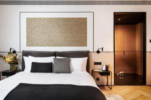 索非亚Juno Hotel Sofia, a Member of Design Hotels的一间卧室配有一张大床和黑色毯子