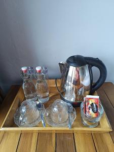 姆杜克梅德奥卡寄宿宾馆和商店的茶壶和玻璃容器托盘