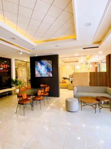 Ấp Yên ThượngHotel 365Luxhomeriverside Can Tho的大堂配有电视和桌椅