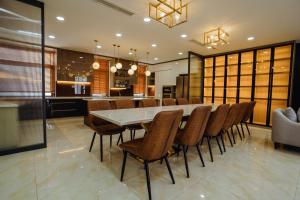 Ấp Yên ThượngHotel 365Luxhomeriverside Can Tho的用餐室以及带桌椅的厨房。