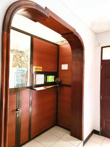 达累斯萨拉姆Jm Lodge - Kunduchi的木门的建筑物入口