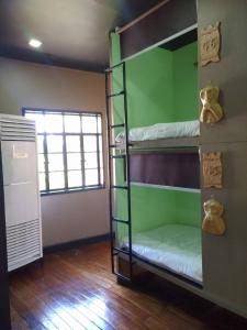 碧瑶3BU Hostel Baguio - Bonifacio的带双层床的客房,位于带窗户的房间内
