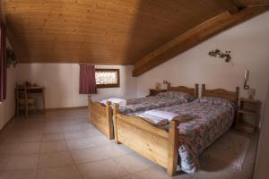 费耶多B&B Casa Zeni的一间卧室设有一张床和木制天花板