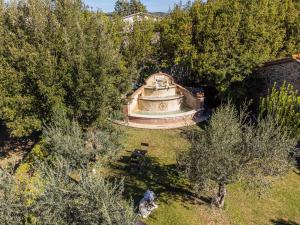 Collazzone伊尔皮安卡达多农家乐的享有花园的空中景致,设有喷泉
