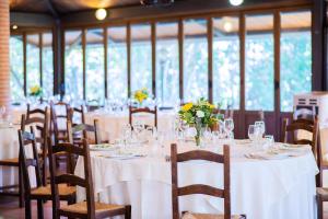 Collazzone伊尔皮安卡达多农家乐的用餐室配有桌椅和鲜花