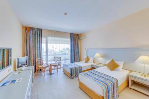 库萨达斯大蓝天国际度假村 - 全包的酒店客房配有两张床和一张书桌