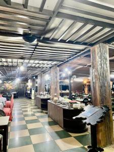 瓜埠高贵度假村的一间设有格子地板的餐厅和一间用餐室