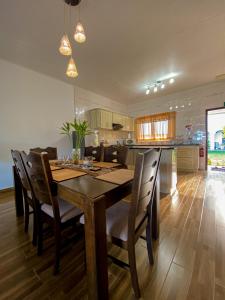 安塞奥潘格雷斯自助式公寓的厨房以及带木桌和椅子的用餐室。