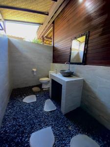 蓝梦岛蓝梦岛达玛拉酒店的一间带水槽和卫生间的浴室