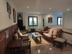 柯米拉斯索拉托尔酒店的客厅配有沙发、椅子和桌子