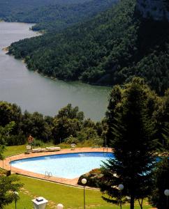 塔维亚诺勒斯维克绍旅馆的大型湖景游泳池