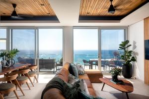 巴利托Ballito Sands Penthouses的带沙发的客厅,享有海景