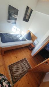 GottenheimFerienwohnung im Bückle的铺有木地板的客房 - 带一张床