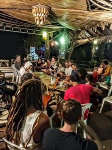 Ao LukKRABI BAMBOO KINGDOM at AOLUEK PARADISE的一群坐在餐厅桌子上的人