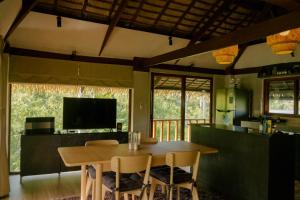卢纳将军城Domu Mia Villa Siargao的厨房以及带桌椅的用餐室。