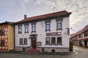 Kammerforst布劳纳赫希乡村酒店的街道上白色的建筑,有红色的屋顶